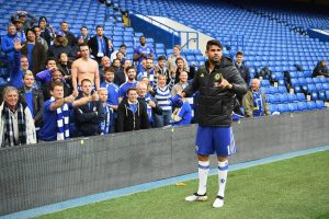 Diego Costa con los hinchas del Chelsea
