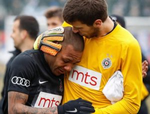 Everton Luiz se marcha llorando por insultos racistas