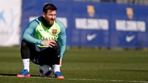 Leo Messi con el Barcelona sentado en el balón