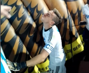 vikonis escupe hincha de millonarios
