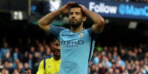 Sergio Agüero con las manos en la cabeza