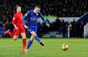 Vardy anotando ante el Liverpool