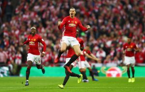 Ibrahimovic saltando con el Manchester United