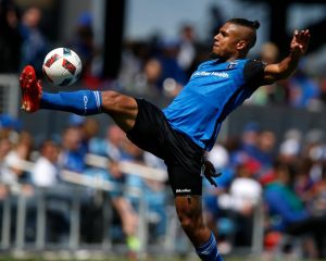 Quincy Amarikwa le da $2,200 dolares de propina a un taxista