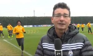 cuadrado corre a hacerle la broma al periodista juventus