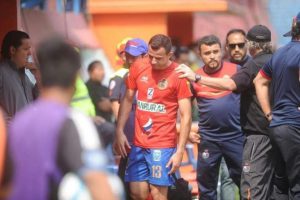 Ánimo y mucha fuerza Marco Pappa quien se enetra de la muerte de su madre en pleno partido