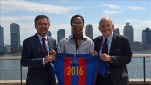 Ronaldinho ficha por el Barça