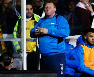 wayne shaw comiendo hamburguesa sutton united vs arsenal fa cup