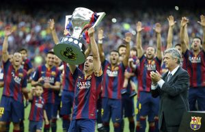 Xavi levantando la Copa del Rey