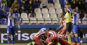 Torres en el suelo ante el Deportivo