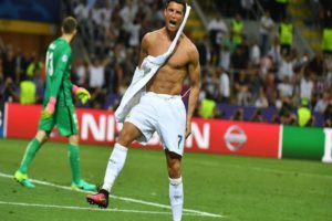 Cristinao Ronaldo sin camiseta celebración