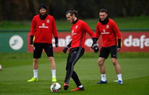Gareth Bale con Gales entrenando