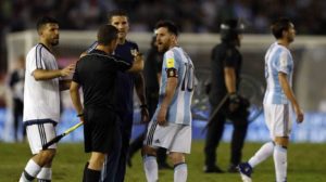 Messi insultando al árbitro