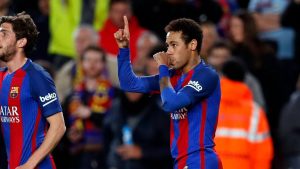 Neymar con Barcelona apuntando al cielo