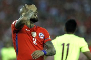 arturo vidal se lamenta tras errar un gol con chile en eliminatorias a rusia 2018