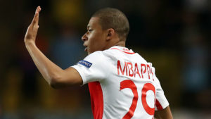 mbappe celebra gol con el mónaco en la champions league 2017