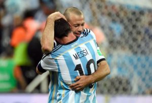 mascherano y leo messi abrazo argentina