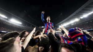 leo messi celebra con los hinchas en el camp nou la epica remontada del barcelona frente al psg en la champions league