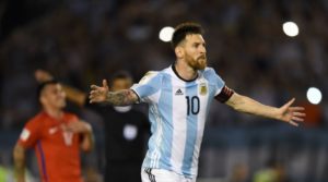 leo messi celebra el gol de penal que le marca a chile en eliminatorias 2017 con argentina