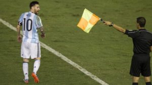 leo messi vs juez de línea argentina chile eliminatorias rusia 2018
