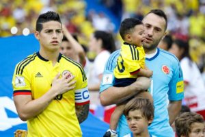 james rodriguez alza un bebe que lloraba en los brazos de david ospina en el colombia bolivia