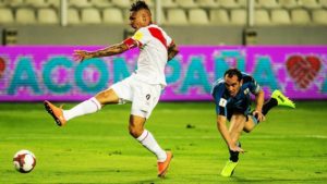paolo guerrero y diego godin uruguay perú eliminatorias rusia 2018