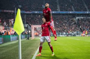 Arturo Vidal y Robert Lewandowski celebrando