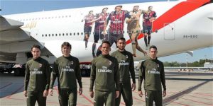 Bacca con el avión del Milan