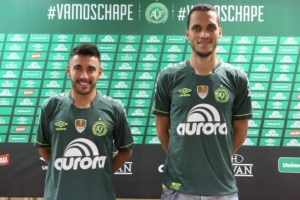 Alan Ruschel y Helio Neto presentaron la nueva camiseta del Chapecoense