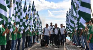 emocionante recibimiento de los hinchas de Chapecoense a Atlético Nacional en Brasil recopa sudamericana 2017