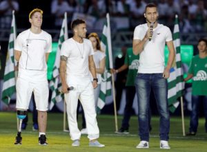 jugadores de chapecoense sobrevivientes en el homenaje recopa sudamericana