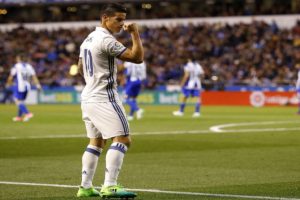James Rodríguez con el puño alto