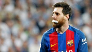 Messi con algo en la boca