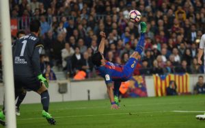 Luis Suárez haciendo chilena gol Sevilla