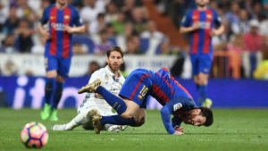 Ramos le comete falta a Messi