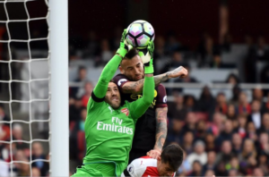 lesion de david ospina arquero arsenal manchester city en la premier league cuando agarra el balon en un tiro de esquina