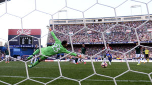 Sirigu ataja 2 penales en el Calderón