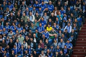La fan del Borussia Dortmund que apoyó en medio de los hinchas del Schalke.