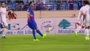 asistencia sin mirar de ronaldinho barcelona leyendas