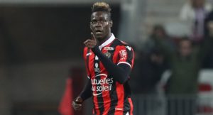 balotelli celebra gol y triunfo con el niza ante el psg en la ligue 1