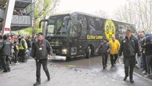 URGENTE | Informa BILD que ha habido una explosión al paso del autobús del Borussia Dortmund.