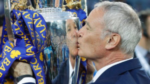 claudio ranieri con la copa de la premier league tras ganarla con el leicester City er 2016