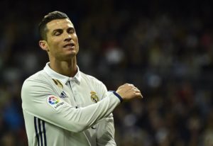 cristiano ronaldo se lamenta tras fallar un penal con el real madrid en la liga