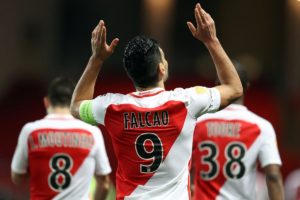falcao celebra un gol con los brazos arriba con el mónaco