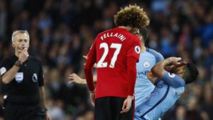 Fellaini pierde la cabeza con Agüero y le cuesta la expulsión manchester city manchester united