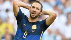 Higuaín lamentándose con Argentina