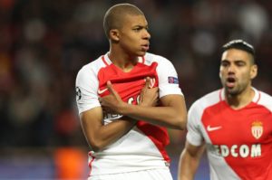 mbappe celebrando un gol en la champions league 2017 con el mónaco