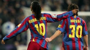 messi y ronaldinho celebran el primer gol