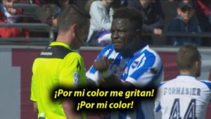 Muntari protestó por insultos racistas y el árbitro lo amonestó