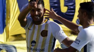 teo gutierrez celebra un gol con rosario central torneo local argentina 2017